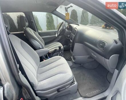 Серый Крайслер Вояджер, объемом двигателя 2.43 л и пробегом 313 тыс. км за 6500 $, фото 23 на Automoto.ua