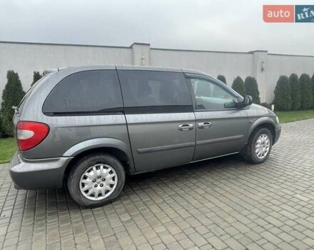 Серый Крайслер Вояджер, объемом двигателя 2.43 л и пробегом 313 тыс. км за 6500 $, фото 51 на Automoto.ua