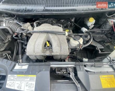 Серый Крайслер Вояджер, объемом двигателя 2.43 л и пробегом 313 тыс. км за 6500 $, фото 5 на Automoto.ua