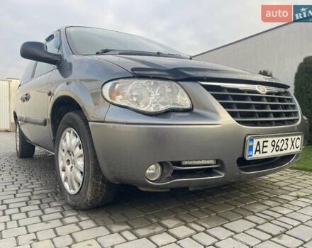 Серый Крайслер Вояджер, объемом двигателя 2.43 л и пробегом 313 тыс. км за 6500 $, фото 1 на Automoto.ua