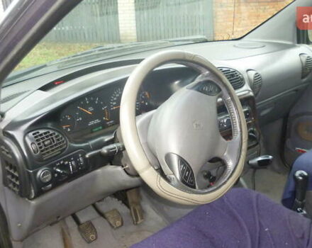 Серый Крайслер Вояджер, объемом двигателя 2.5 л и пробегом 400 тыс. км за 4500 $, фото 3 на Automoto.ua