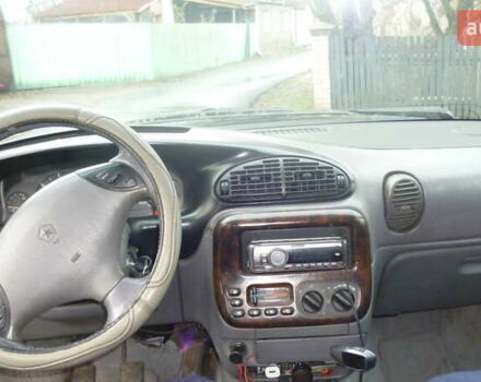 Серый Крайслер Вояджер, объемом двигателя 2.5 л и пробегом 400 тыс. км за 4500 $, фото 4 на Automoto.ua