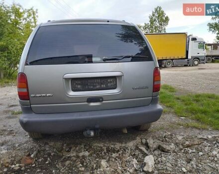 Серый Крайслер Вояджер, объемом двигателя 2.5 л и пробегом 370 тыс. км за 1600 $, фото 2 на Automoto.ua