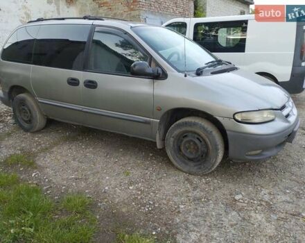 Серый Крайслер Вояджер, объемом двигателя 2.5 л и пробегом 370 тыс. км за 1600 $, фото 1 на Automoto.ua