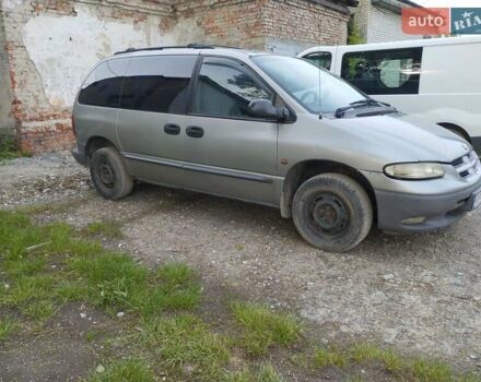 Серый Крайслер Вояджер, объемом двигателя 2.5 л и пробегом 370 тыс. км за 1600 $, фото 4 на Automoto.ua