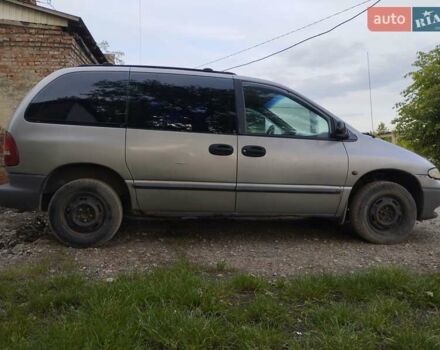 Серый Крайслер Вояджер, объемом двигателя 2.5 л и пробегом 370 тыс. км за 1600 $, фото 6 на Automoto.ua