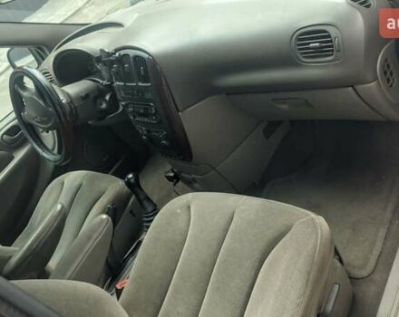 Серый Крайслер Вояджер, объемом двигателя 2.5 л и пробегом 420 тыс. км за 2800 $, фото 16 на Automoto.ua