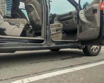 Серый Крайслер Вояджер, объемом двигателя 2.5 л и пробегом 420 тыс. км за 2800 $, фото 2 на Automoto.ua