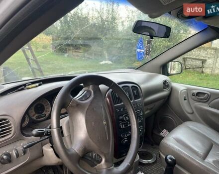 Серый Крайслер Вояджер, объемом двигателя 2.5 л и пробегом 450 тыс. км за 2800 $, фото 3 на Automoto.ua