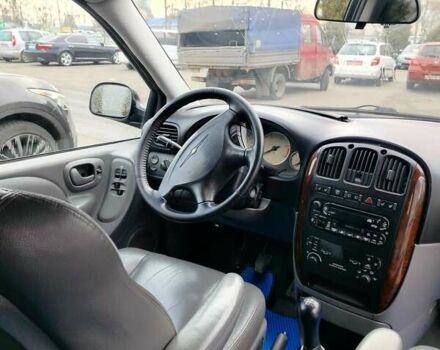 Серый Крайслер Вояджер, объемом двигателя 2.5 л и пробегом 340 тыс. км за 3200 $, фото 6 на Automoto.ua