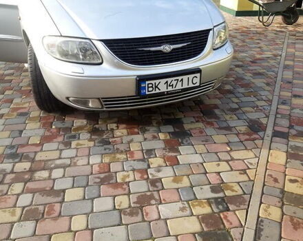 Сірий Крайслер Voyager, об'ємом двигуна 2.5 л та пробігом 375 тис. км за 4499 $, фото 1 на Automoto.ua