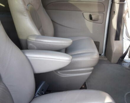 Сірий Крайслер Voyager, об'ємом двигуна 2.5 л та пробігом 375 тис. км за 4499 $, фото 2 на Automoto.ua