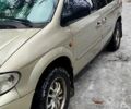 Серый Крайслер Вояджер, объемом двигателя 2.4 л и пробегом 320 тыс. км за 3800 $, фото 1 на Automoto.ua
