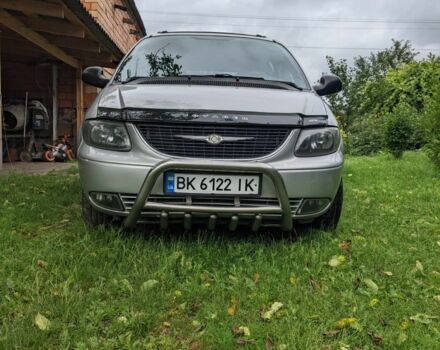 Серый Крайслер Вояджер, объемом двигателя 2.5 л и пробегом 295 тыс. км за 3542 $, фото 2 на Automoto.ua