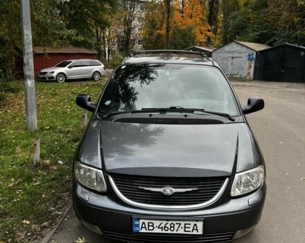 Серый Крайслер Вояджер, объемом двигателя 2.5 л и пробегом 490 тыс. км за 5300 $, фото 1 на Automoto.ua