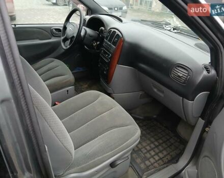 Серый Крайслер Вояджер, объемом двигателя 2.8 л и пробегом 231 тыс. км за 1350 $, фото 2 на Automoto.ua