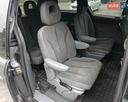 Серый Крайслер Вояджер, объемом двигателя 2.8 л и пробегом 231 тыс. км за 1350 $, фото 4 на Automoto.ua