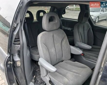 Серый Крайслер Вояджер, объемом двигателя 2.8 л и пробегом 231 тыс. км за 1350 $, фото 3 на Automoto.ua