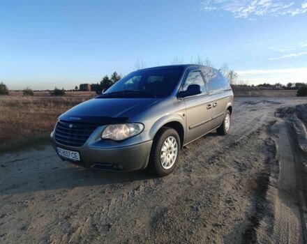 Сірий Крайслер Voyager, об'ємом двигуна 2.8 л та пробігом 400 тис. км за 5300 $, фото 1 на Automoto.ua
