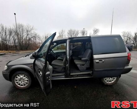 Сірий Крайслер Voyager, об'ємом двигуна 2.4 л та пробігом 311 тис. км за 6800 $, фото 10 на Automoto.ua