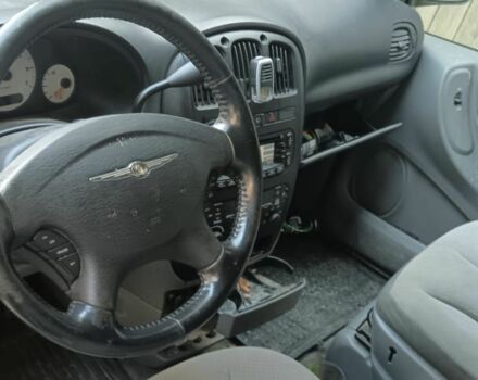 Серый Крайслер Вояджер, объемом двигателя 3.3 л и пробегом 300 тыс. км за 1786 $, фото 3 на Automoto.ua