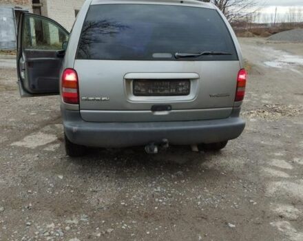 Серый Крайслер Вояджер, объемом двигателя 0 л и пробегом 300 тыс. км за 1549 $, фото 3 на Automoto.ua