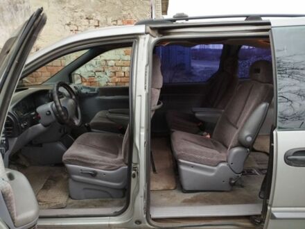 Серый Крайслер Вояджер, объемом двигателя 0 л и пробегом 300 тыс. км за 1549 $, фото 1 на Automoto.ua