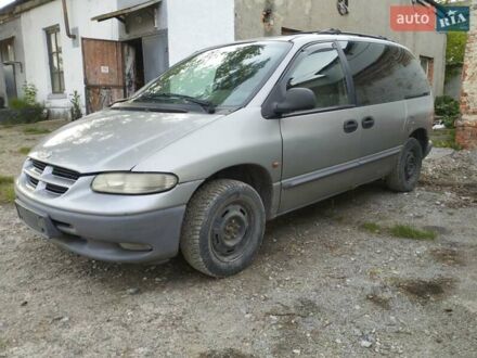 Серый Крайслер Вояджер, объемом двигателя 2.5 л и пробегом 370 тыс. км за 1600 $, фото 1 на Automoto.ua