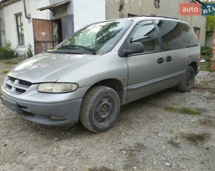 Серый Крайслер Вояджер, объемом двигателя 2.5 л и пробегом 370 тыс. км за 1600 $, фото 1 на Automoto.ua