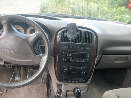 Сірий Крайслер Voyager, об'ємом двигуна 2.5 л та пробігом 425 тис. км за 2200 $, фото 1 на Automoto.ua