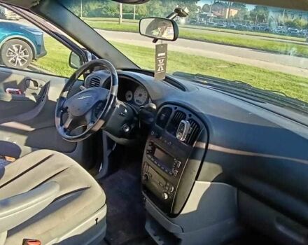 Серый Крайслер Вояджер, объемом двигателя 3.3 л и пробегом 300 тыс. км за 1900 $, фото 1 на Automoto.ua