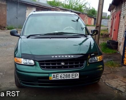 Зелений Крайслер Voyager, об'ємом двигуна 2.4 л та пробігом 290 тис. км за 3500 $, фото 2 на Automoto.ua