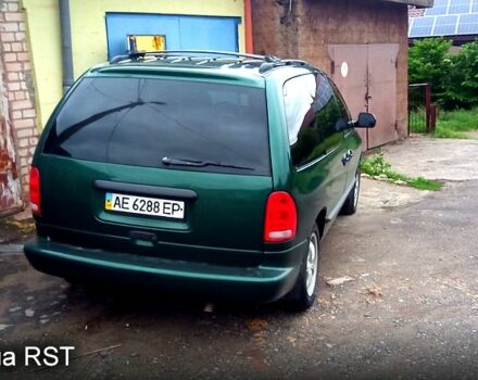 Зелений Крайслер Voyager, об'ємом двигуна 2.4 л та пробігом 290 тис. км за 3500 $, фото 1 на Automoto.ua