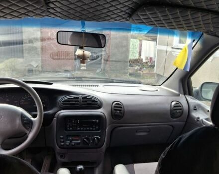 Зеленый Крайслер Вояджер, объемом двигателя 2.5 л и пробегом 432 тыс. км за 3500 $, фото 2 на Automoto.ua