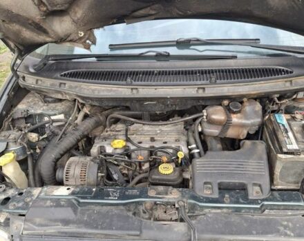 Зеленый Крайслер Вояджер, объемом двигателя 2.5 л и пробегом 432 тыс. км за 3500 $, фото 5 на Automoto.ua