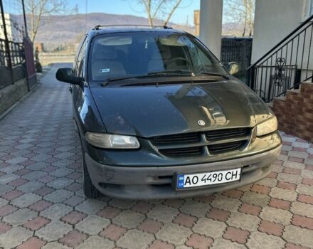 Зелений Крайслер Voyager, об'ємом двигуна 2.5 л та пробігом 420 тис. км за 2150 $, фото 1 на Automoto.ua