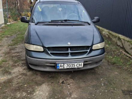 Зеленый Крайслер Вояджер, объемом двигателя 2.5 л и пробегом 432 тыс. км за 3500 $, фото 1 на Automoto.ua