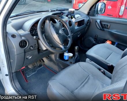 Белый Ситроен Берлинго, объемом двигателя 1.6 л и пробегом 238 тыс. км за 3200 $, фото 5 на Automoto.ua