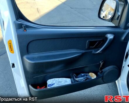 Белый Ситроен Берлинго, объемом двигателя 1.6 л и пробегом 238 тыс. км за 3200 $, фото 6 на Automoto.ua