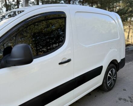 Белый Ситроен Берлинго, объемом двигателя 1.6 л и пробегом 358 тыс. км за 6100 $, фото 3 на Automoto.ua