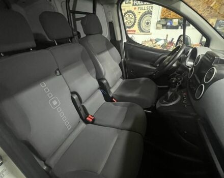 Белый Ситроен Берлинго, объемом двигателя 1.6 л и пробегом 240 тыс. км за 6988 $, фото 5 на Automoto.ua