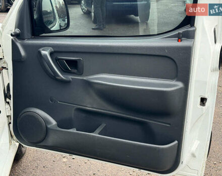 Белый Ситроен Берлинго, объемом двигателя 2 л и пробегом 410 тыс. км за 3990 $, фото 14 на Automoto.ua