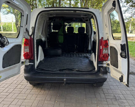 Белый Ситроен Берлинго, объемом двигателя 1.6 л и пробегом 212 тыс. км за 5990 $, фото 5 на Automoto.ua