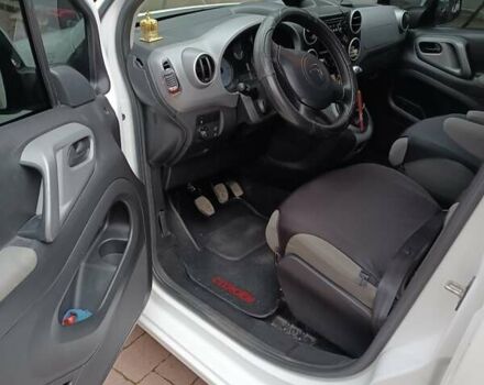 Ситроен Берлинго 2015 в Хусте на Automoto.ua Белый Ситроен Берлинго, объемом двигателя 1.56 л и пробегом 240 тыс. км за 9200 $, фото 10 на Automoto.ua