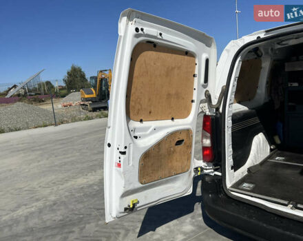 Белый Ситроен Берлинго, объемом двигателя 1.5 л и пробегом 235 тыс. км за 11600 $, фото 17 на Automoto.ua