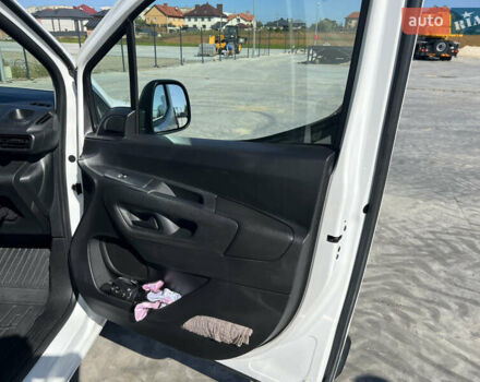 Белый Ситроен Берлинго, объемом двигателя 1.5 л и пробегом 235 тыс. км за 11600 $, фото 24 на Automoto.ua