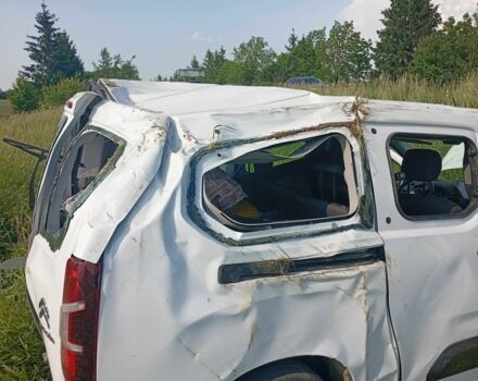 Белый Ситроен Берлинго, объемом двигателя 1.5 л и пробегом 40 тыс. км за 5000 $, фото 5 на Automoto.ua