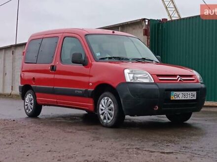 Красный Ситроен Берлинго, объемом двигателя 1.6 л и пробегом 204 тыс. км за 3850 $, фото 1 на Automoto.ua