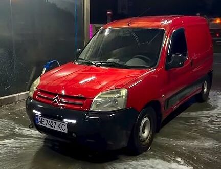 Красный Ситроен Берлинго, объемом двигателя 1.4 л и пробегом 270 тыс. км за 1850 $, фото 1 на Automoto.ua