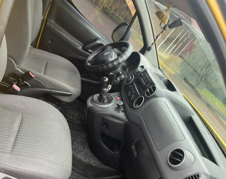 Желтый Ситроен Берлинго, объемом двигателя 1.6 л и пробегом 209 тыс. км за 5600 $, фото 10 на Automoto.ua